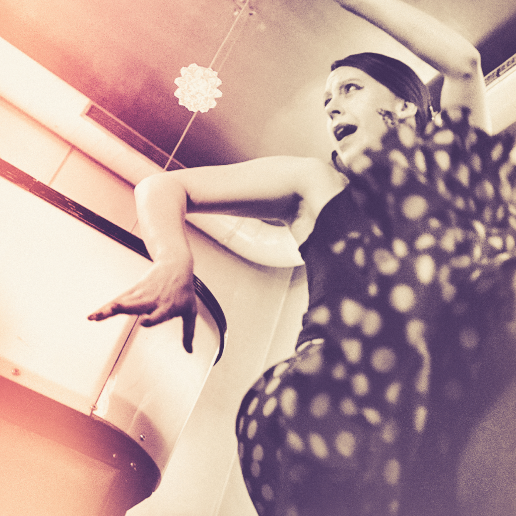 Mónica Vázquez bailando flamenco